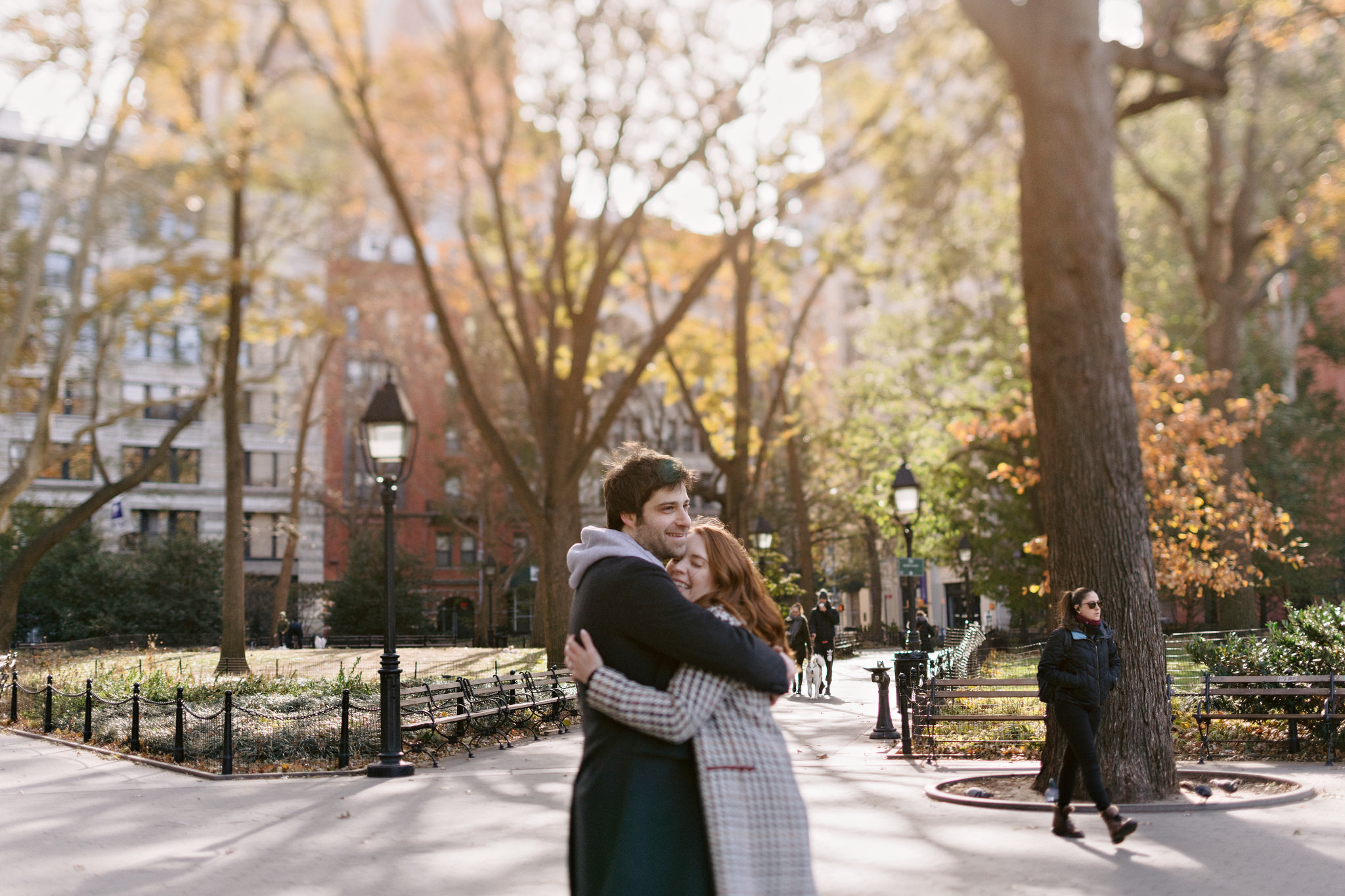 Young couple hugging, Jenny Fu Studio